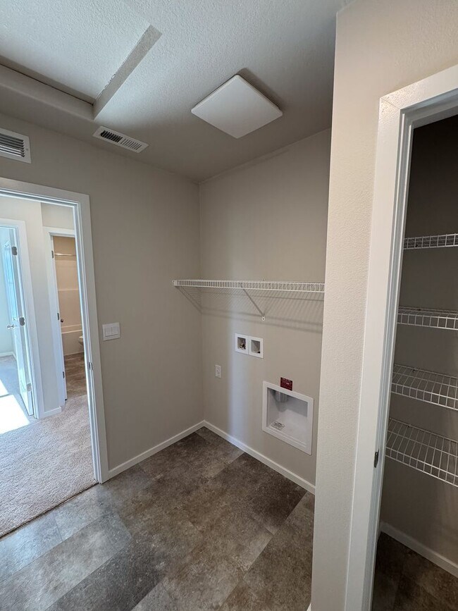Building Photo - 4 Bedroom, 2 1/2 Bath Home in Marcola Meadows