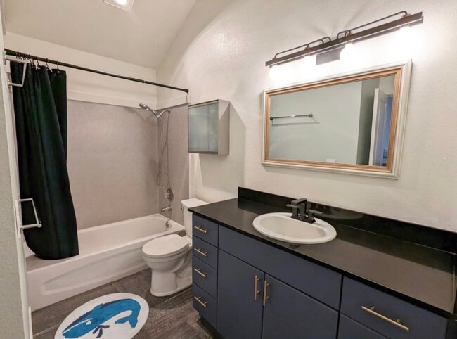 Building Photo - Stunning Sand Point Condo with Loft and Ba...