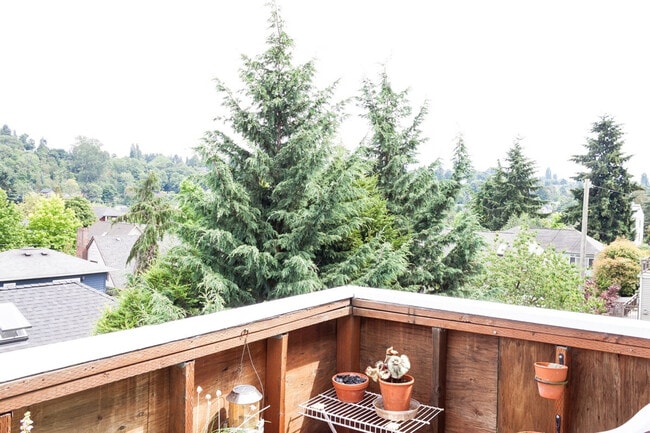 Building Photo - 2707 E Thomas St