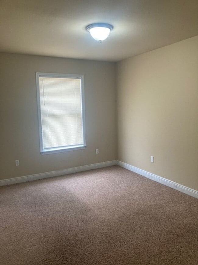 Building Photo - Spacious 4 Bedroom