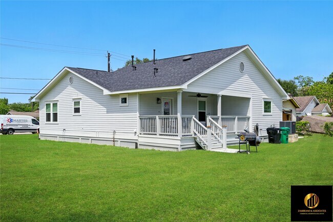 Building Photo - 522 Caplin St