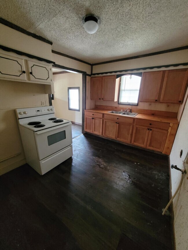 Building Photo - 309 W Chestnut Ave