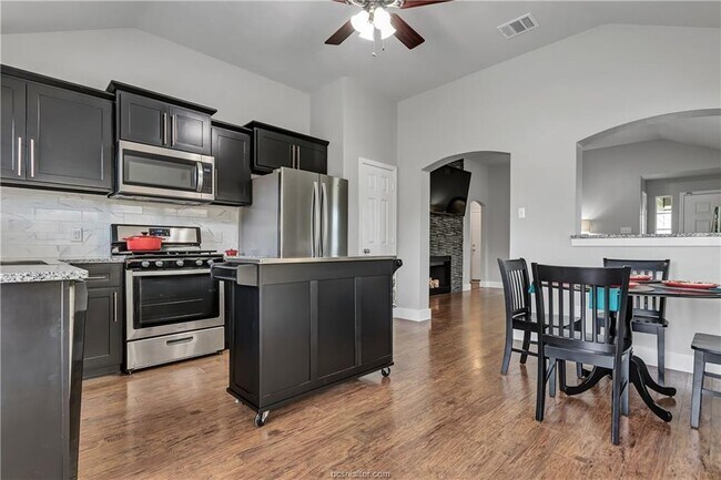 Building Photo - 1031 Fallbrook Loop