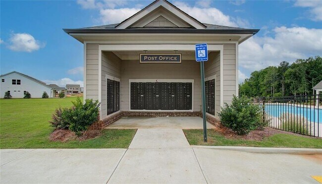 Building Photo - 4591 Silver Oak Dr SW