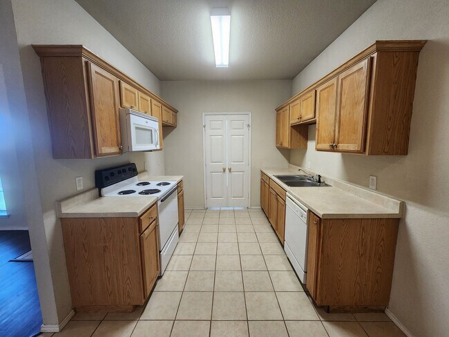 Building Photo - Charming 3 bedroom duplex in Weatherford