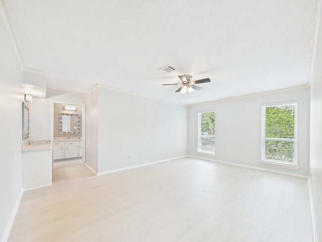 Building Photo - 702 Daria Ct