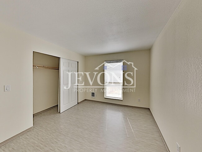 Building Photo - 1516 N Brook Ct