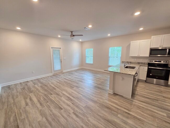 Building Photo - 1030 McLaren Cir