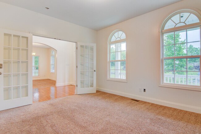 Building Photo - Charming 4 Bed, 3.5 Bath Modern Farmhouse on Expansive Land – Prime Location!