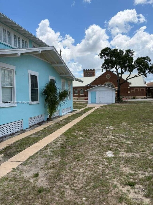 Building Photo - 1870 Lakeview Dr