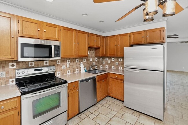 Building Photo - Ideal Rental: 3BR/2.5BA with Washer/Dryer, Parking & Pool Access