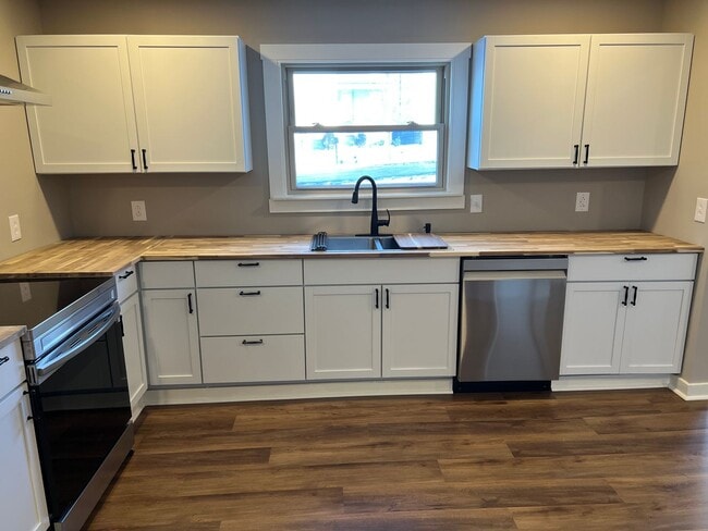 Building Photo - Remodeled Single Level 3 Bed, 2 Bath Home w/ 1 Car Garage