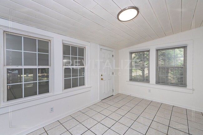 Building Photo - Adorable 3 Bed 2 Bath Cottage with Double ...