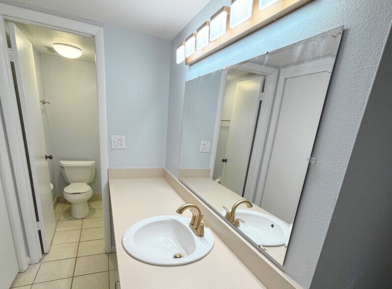 en suite - 880 S Village Dr N