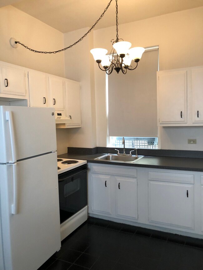 Building Photo - 2800 N Pine Grove Ave