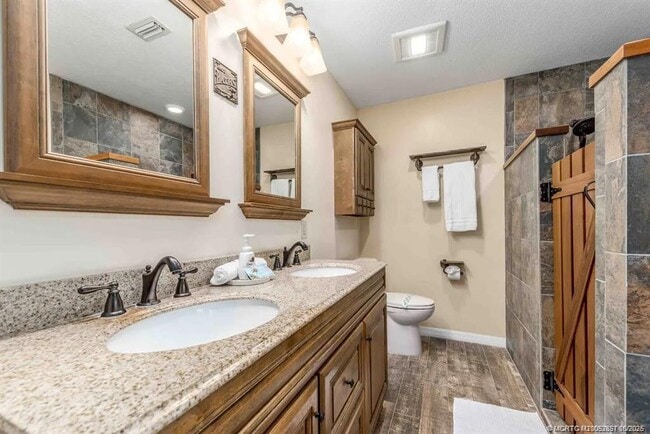 Building Photo - 2550 SE Calais St