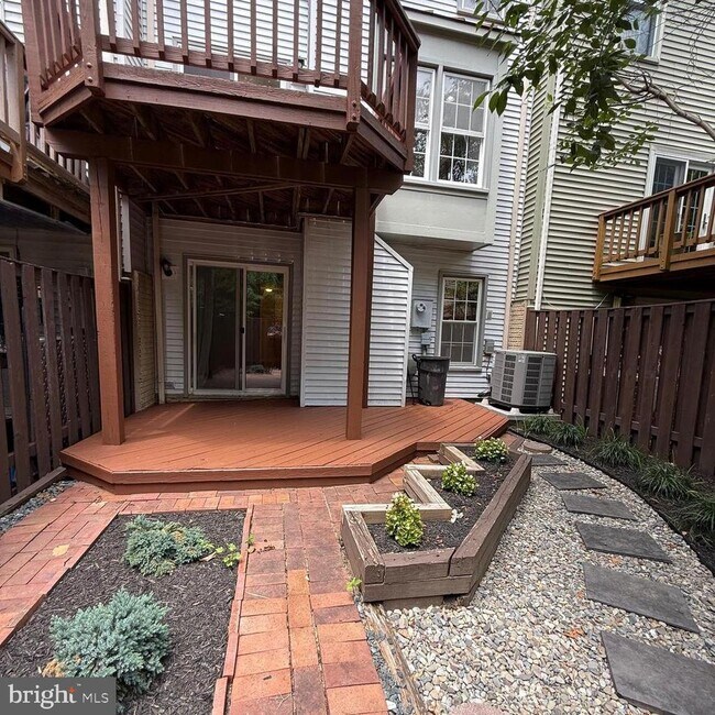 Building Photo - 8442 Springfield Oaks Dr
