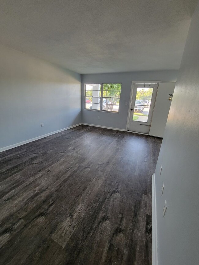 Building Photo - 1 BEDROOM 1.5 BATH CONDO IN VIBRANT 55+ CO...