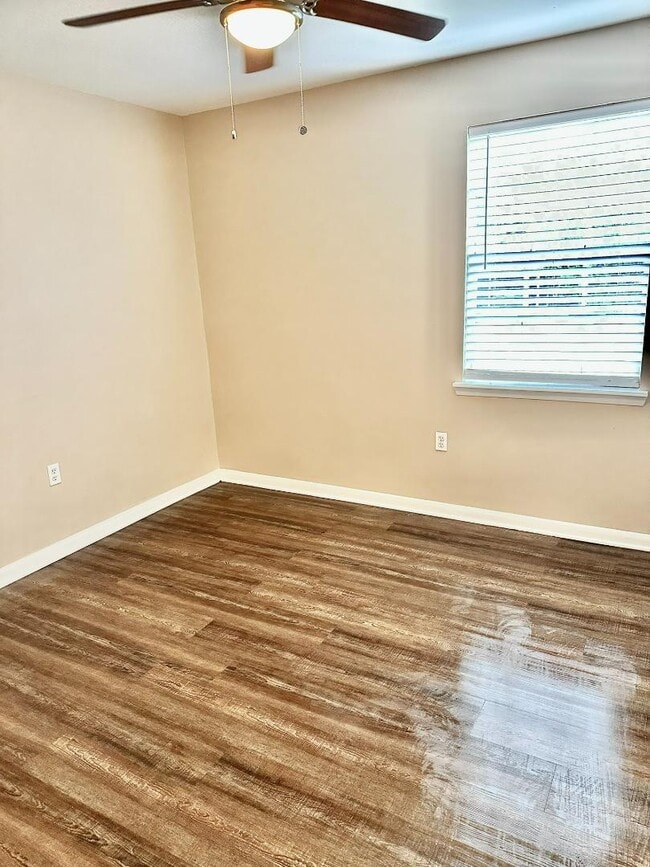 Building Photo - 305 N 40th Ave