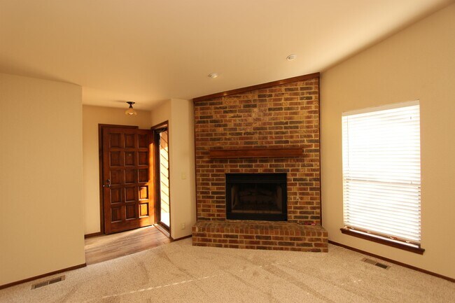 Building Photo - 4700 Hemlock Ln