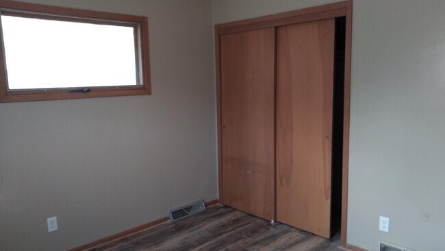 Building Photo - 1915 E Dodge St