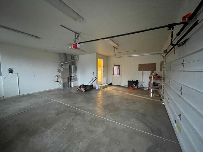 Building Photo - East Medford 3 Bedroom 2 Bathroom w/Large 2 car garage - Single Level