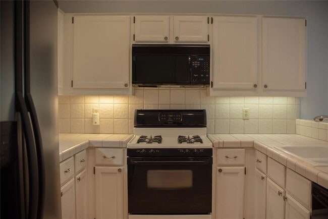 Building Photo - 10819 Crown Colony Dr