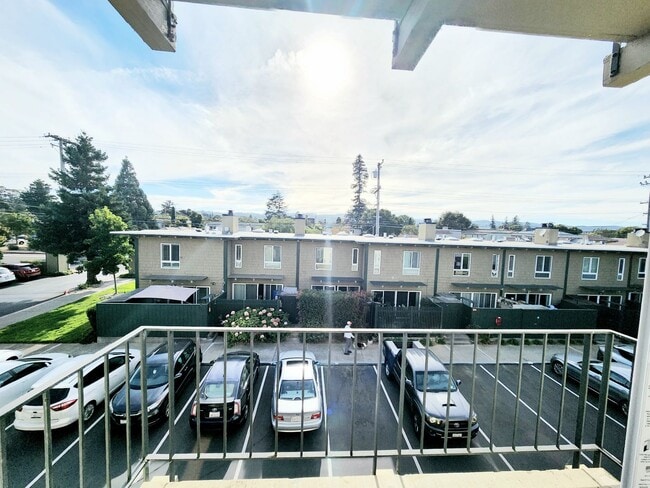 Building Photo - Woodlake Studio