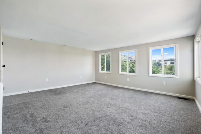 Building Photo - 451 Neff St