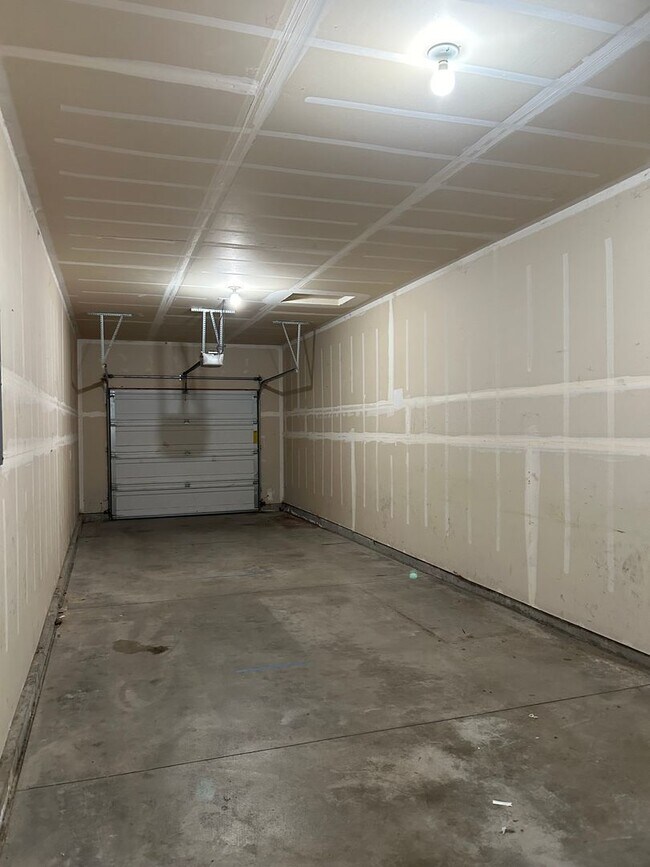 Building Photo - Boise Townhome Near BSU| EARLIER MOVE IN DATE UPON REQUEST