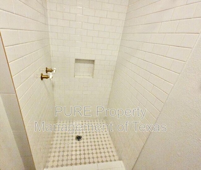 Building Photo - 3000 Lakeside Dr
