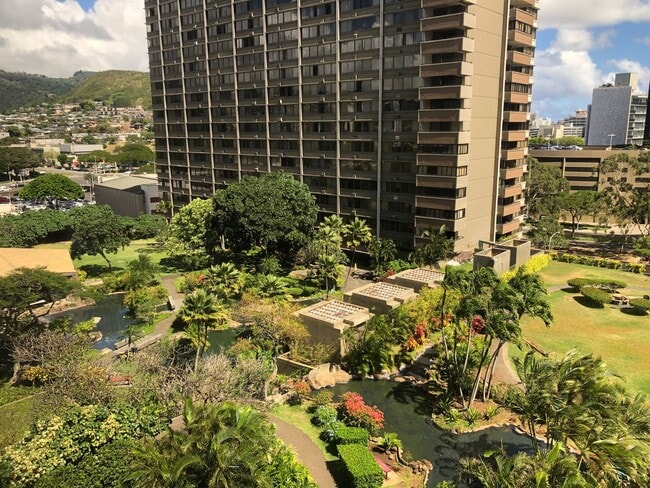 Building Photo - Conveniently Located, Beautifully Updated ...