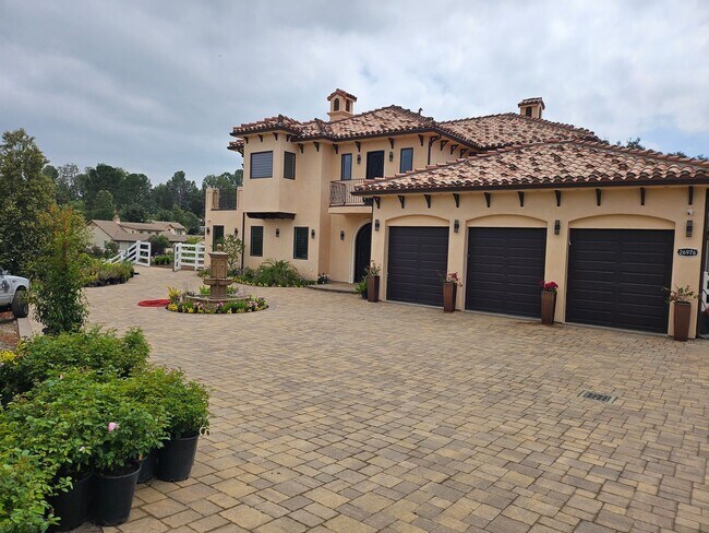 Building Photo - Exquisite 5-Bedroom Luxury Pool Home with ...