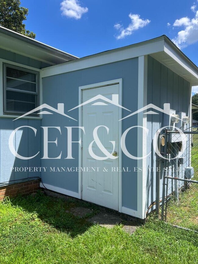 Building Photo - Beautifully maintained 2 bedroom 1.5 bathroom duplex, now available.
