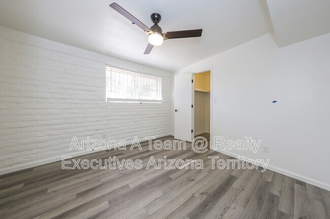 Building Photo - 4014 E Fairmount St