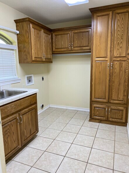 Building Photo - 6014 Castle Oaks