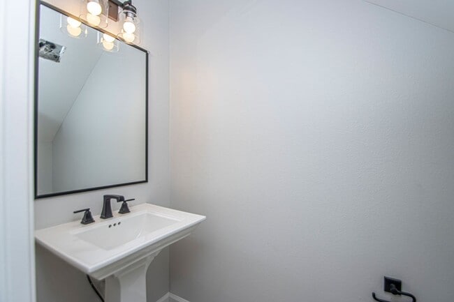 Building Photo - Newer Construction 3 bed 2 1/2 Bath, 2,20 sqft in West Little Rock