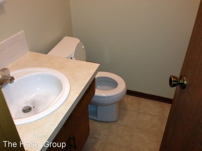 Building Photo - 2 br, 1.5 bath House - 8711 NW 82nd Tr Unit C