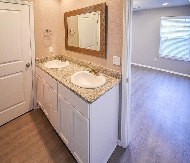 Building Photo - Nice 3 Bed/2 Bath Duplex in Prairie Grove