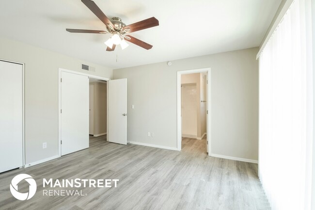 Building Photo - 5643 W Sunnyside Dr