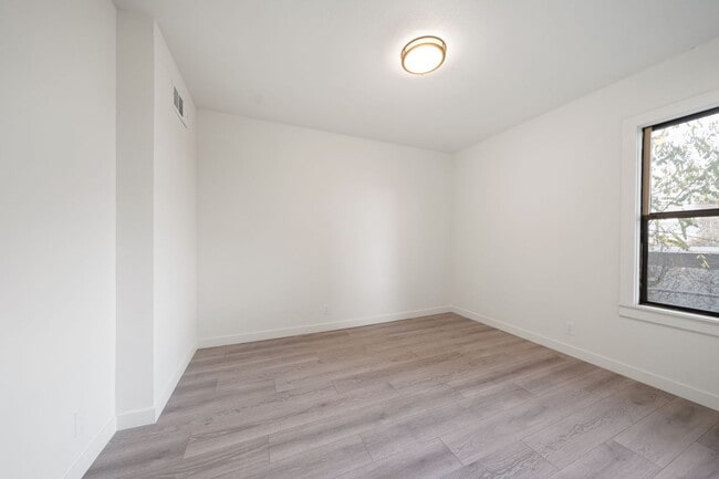 Building Photo - 7414 NE 6th Ave