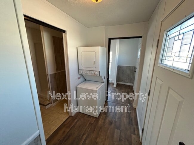 Building Photo - 111 S Cedar Dr