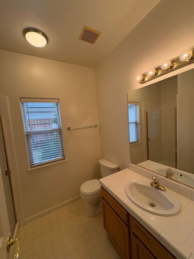 Building Photo - Spectacular home available now in a great neighborhood!