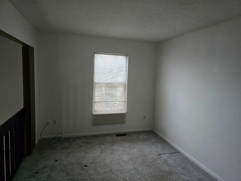 Building Photo - 2059 Foxknoll Dr