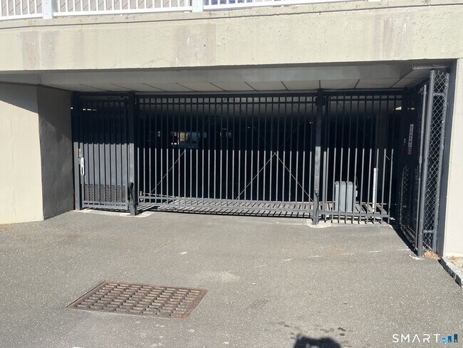 Building Photo - 9 River Rd