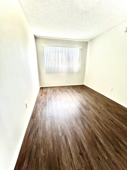 Building Photo - 14033 Burbank Blvd