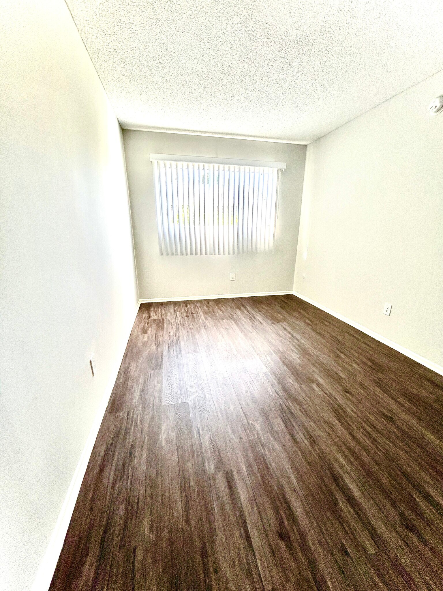 Building Photo - 14033 Burbank Blvd