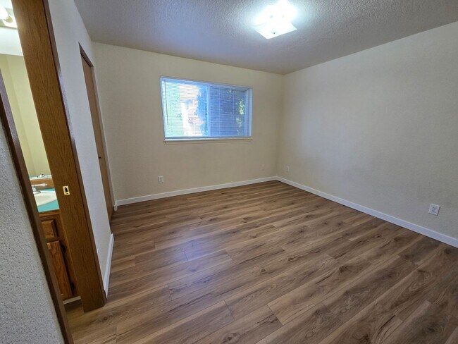 Building Photo - 810 N Siony