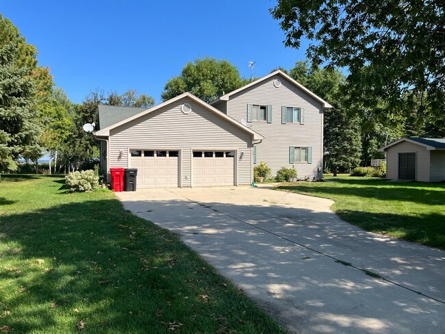 Building Photo - Fall Winter Rental Lakeshore Home on Lake ...