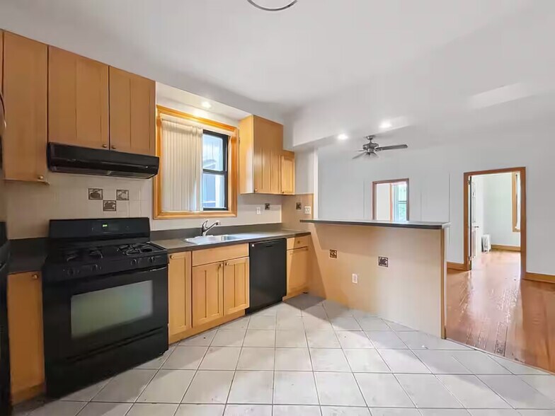 Building Photo - Furnished room/NOT APARTMENT